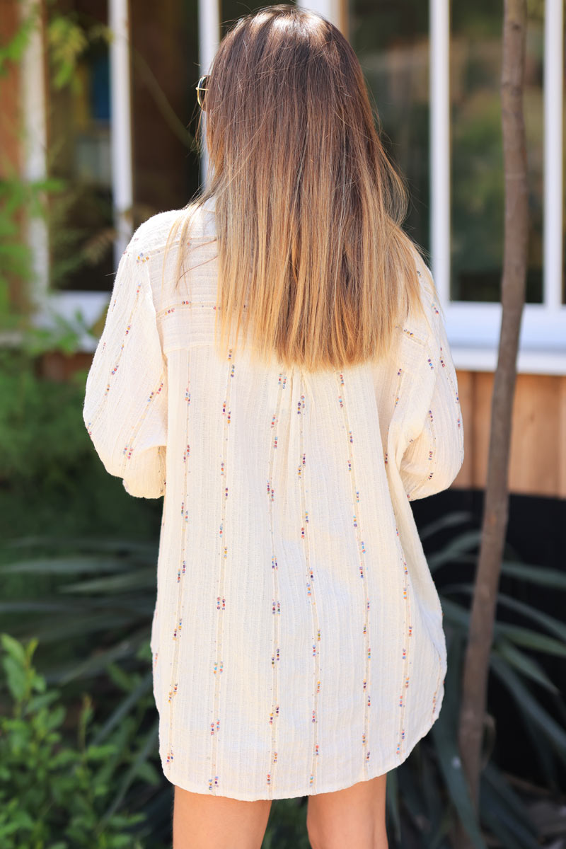 Chemise beige avec une poche liseré fils colorés et dorés