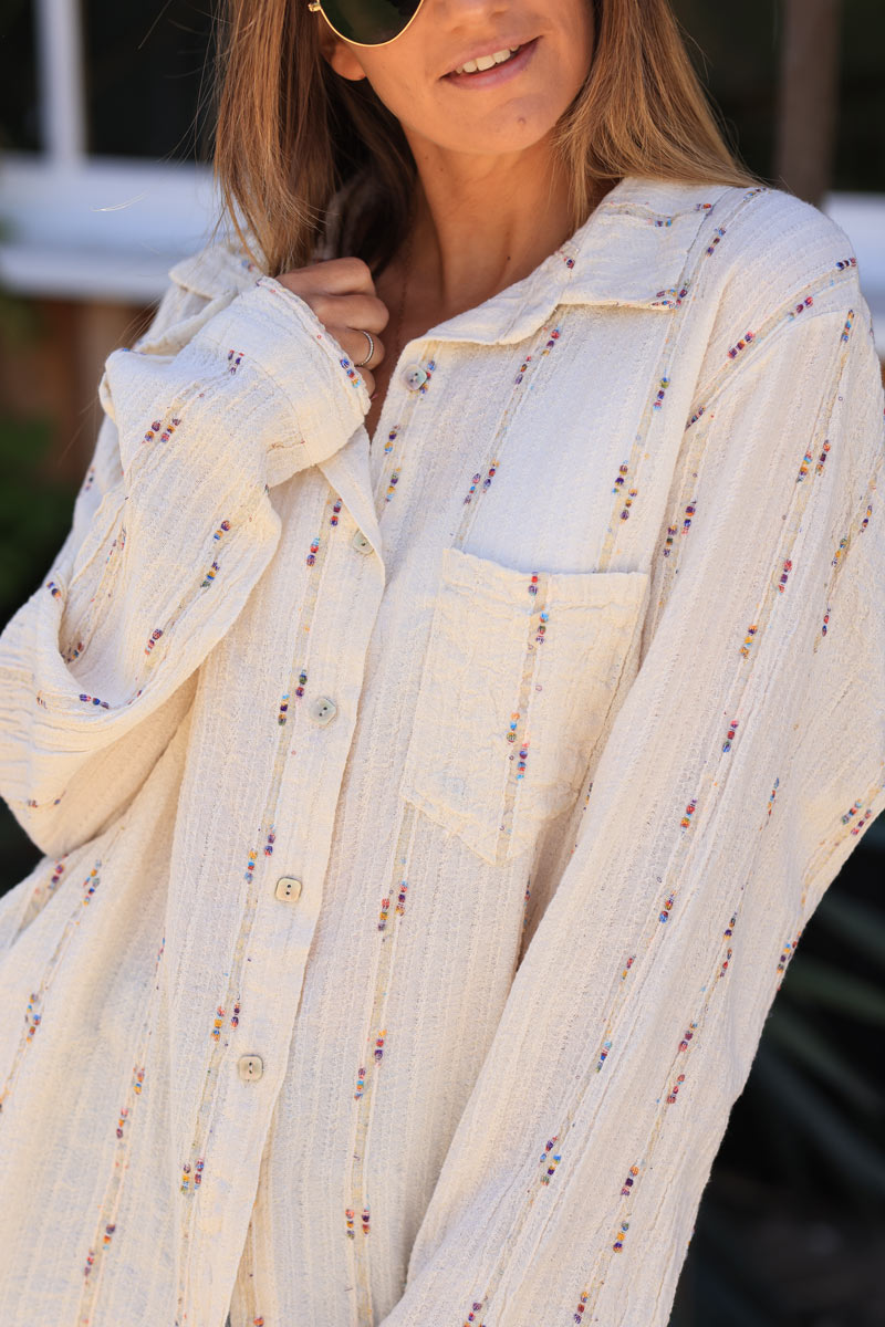 Chemise beige avec une poche liseré fils colorés et dorés