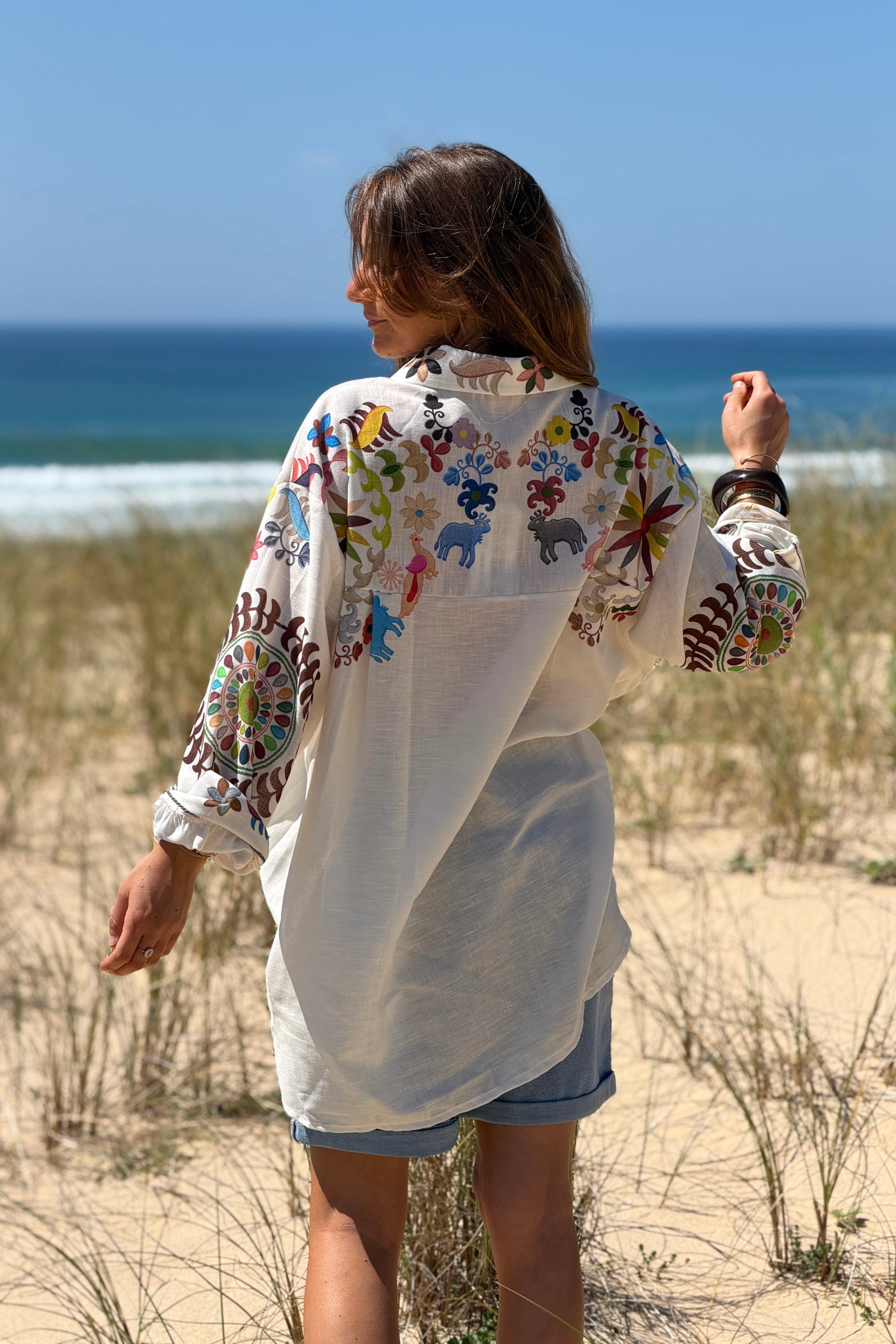 Chemise beige imprimé effet broderie fleurs rosaces et animaux colorés