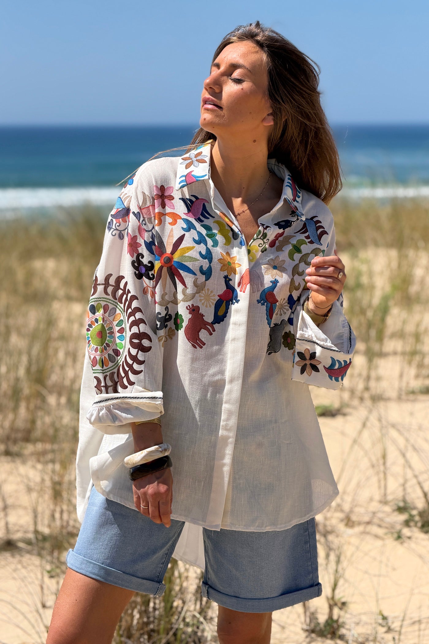 Chemise beige imprimé effet broderie fleurs rosaces et animaux colorés
