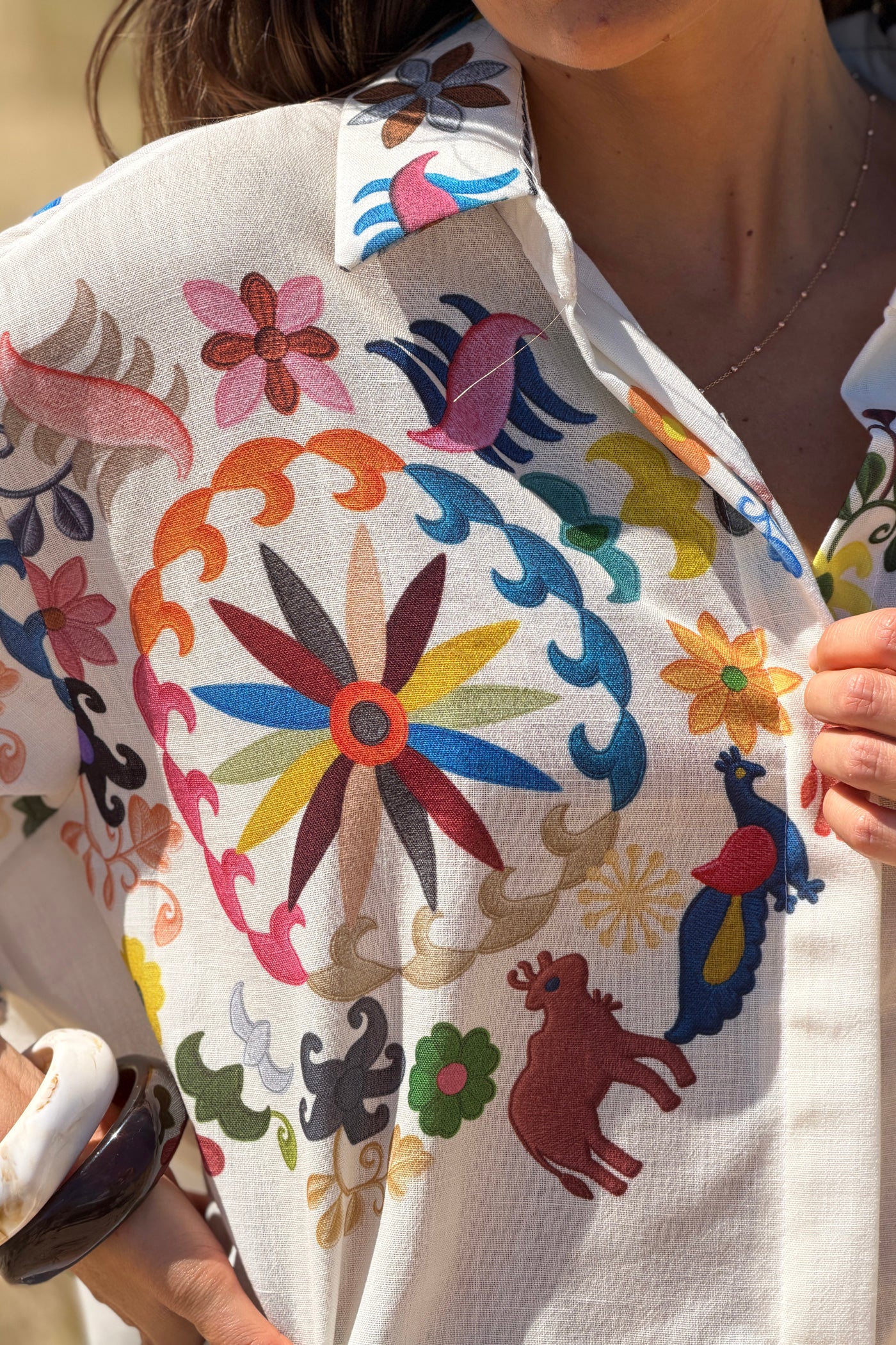 Chemise beige imprimé effet broderie fleurs rosaces et animaux colorés
