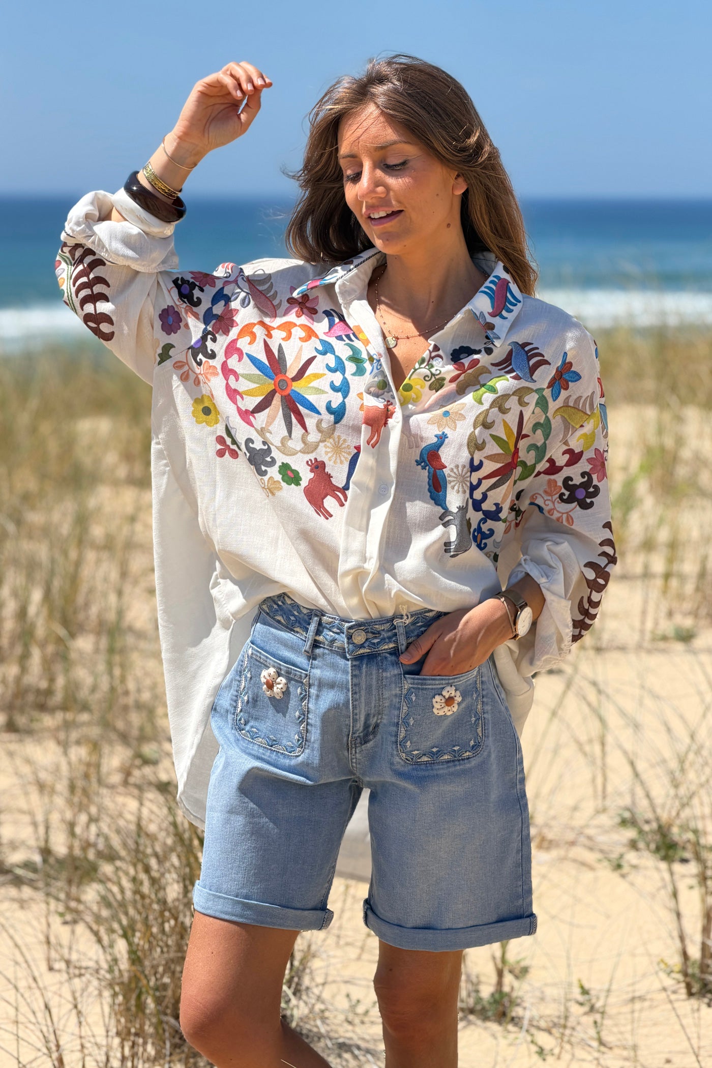 Chemise beige imprimé effet broderie fleurs rosaces et animaux colorés