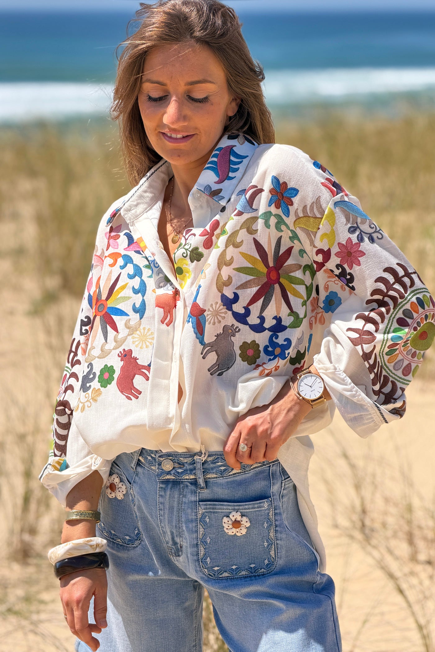 Chemise beige imprimé effet broderie fleurs rosaces et animaux colorés