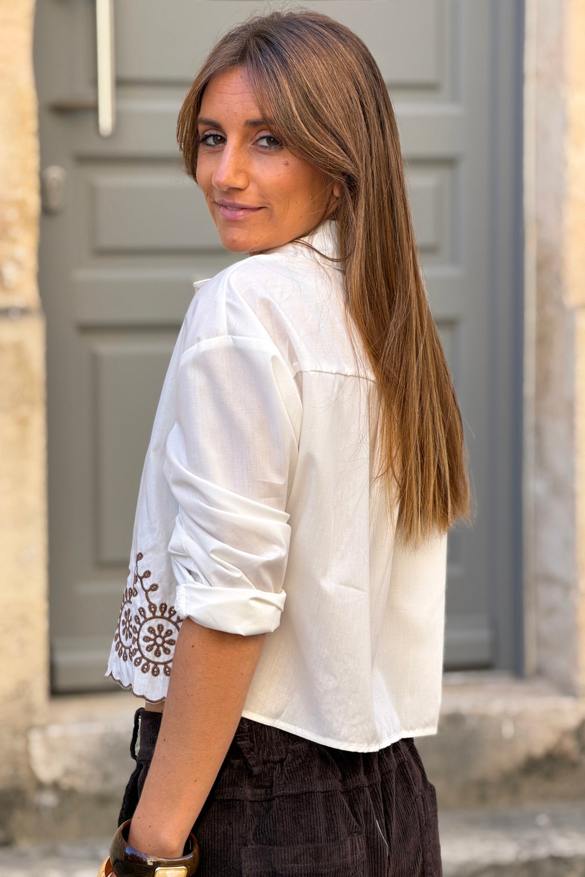 Chemise blanche courte détail broderie marron en bas