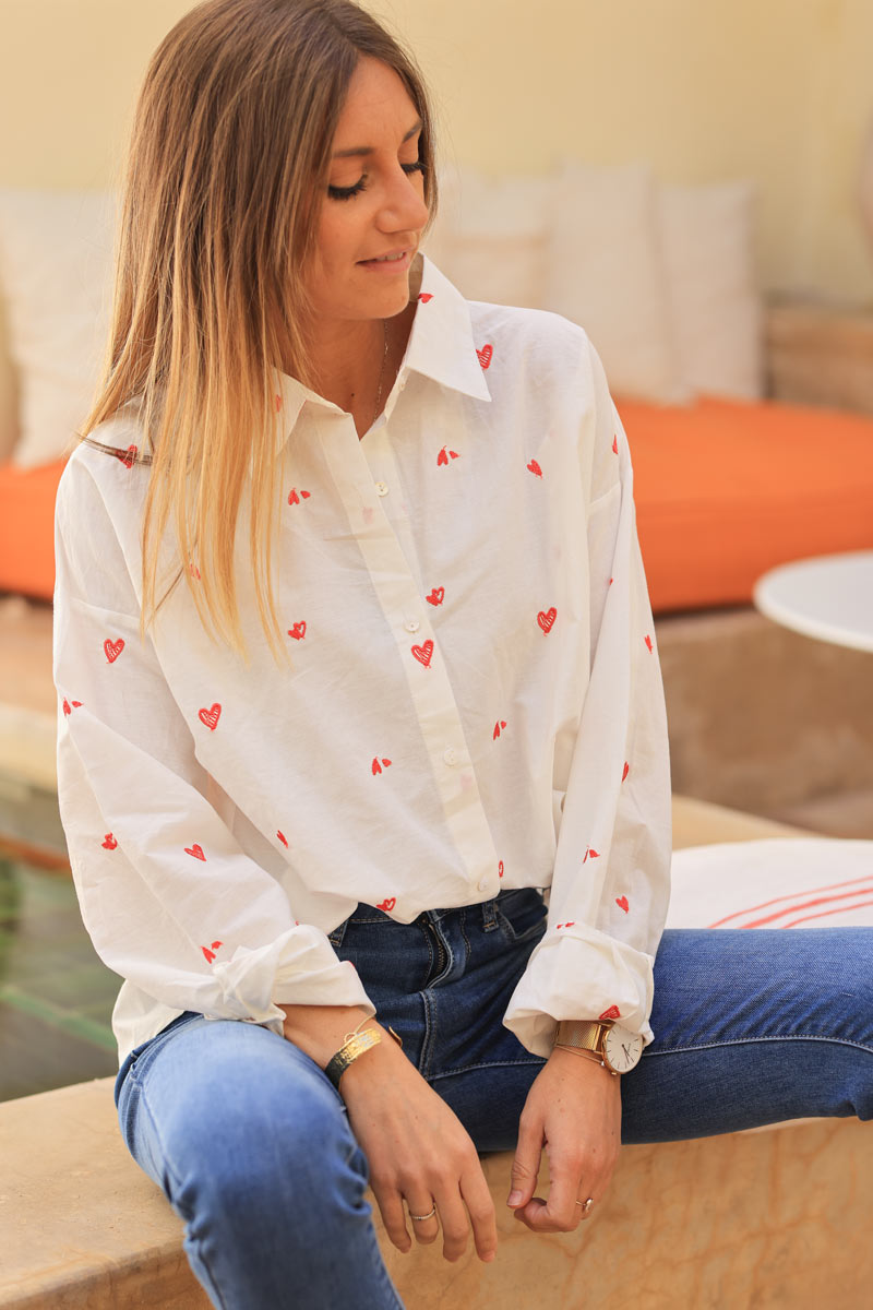 Chemise blanche en coton broderie petits cœurs rouges