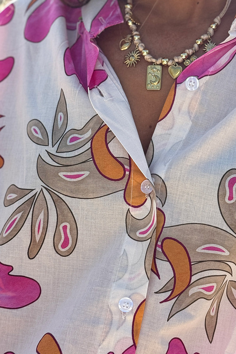 Chemise blanche en coton imprimé fleurs tropicales fuchsia
