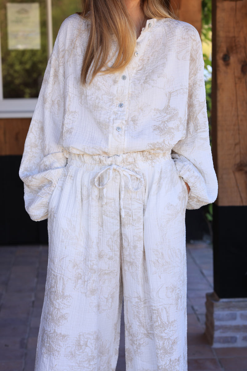 Camisa de gasa de algodón blanca con botones nacarados y estampado toile de jouy beige