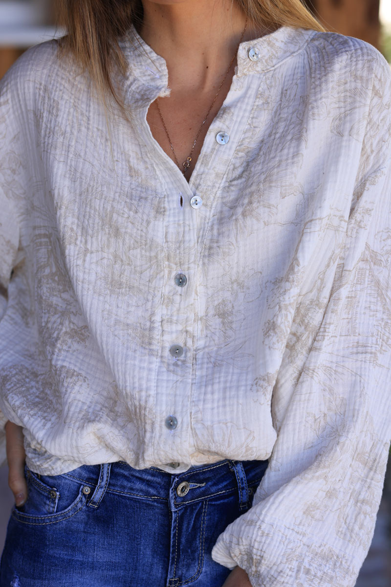 Camisa de gasa de algodón blanca con botones nacarados y estampado toile de jouy beige