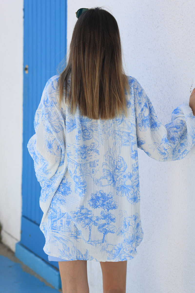 Chemise blanche en gaze de coton boutons nacrés imprimé toile de jouy bleu ciel