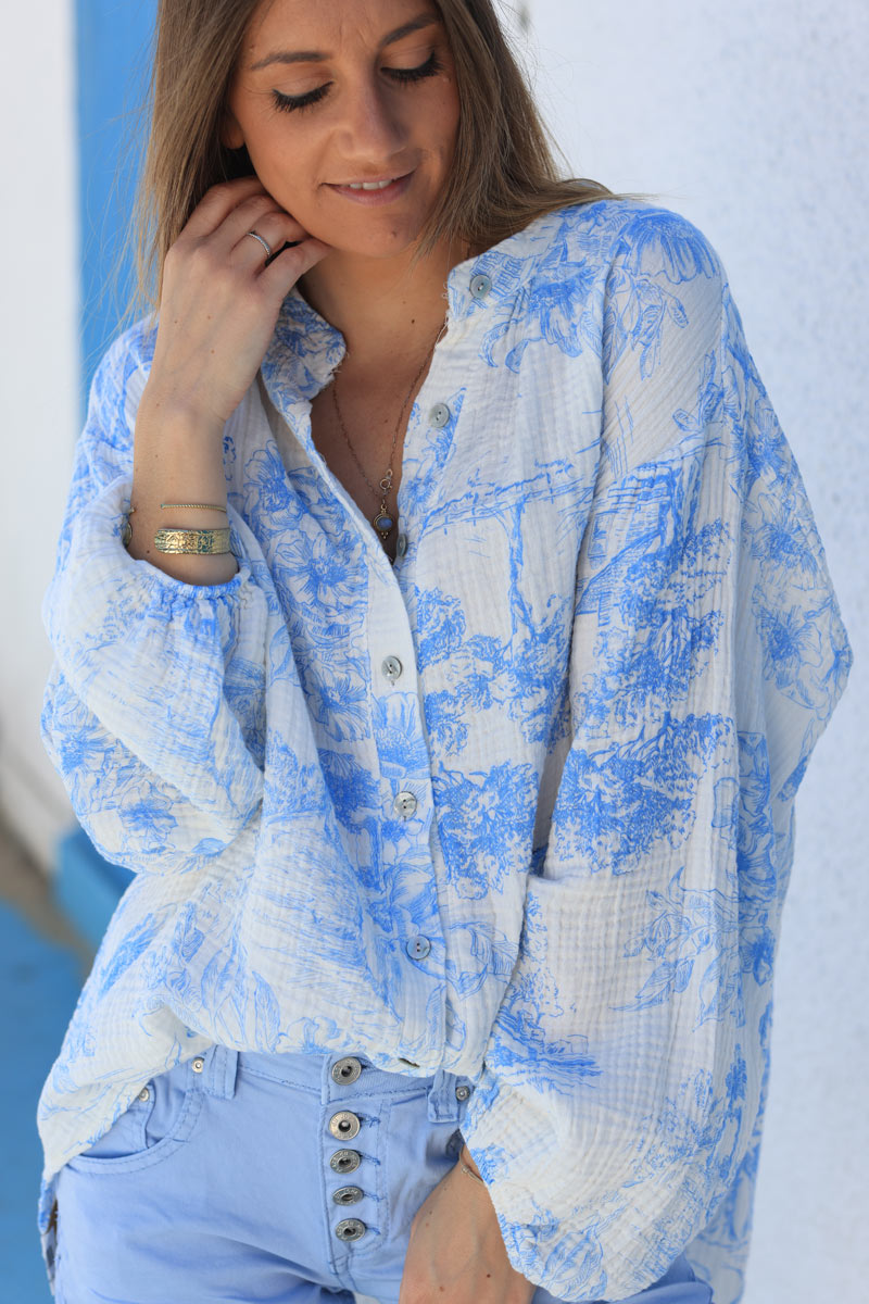 Chemise blanche en gaze de coton boutons nacrés imprimé toile de jouy bleu ciel