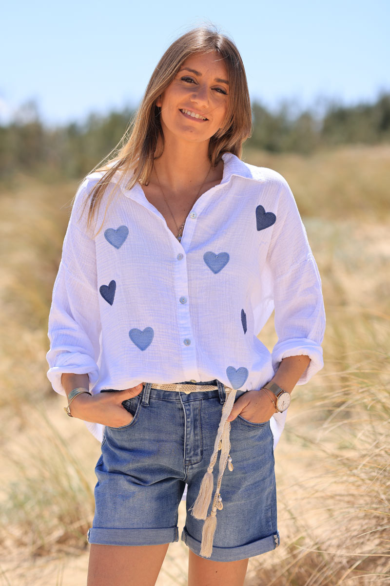 Camisa blanca de gasa de algodón con bordado de corazones azules.