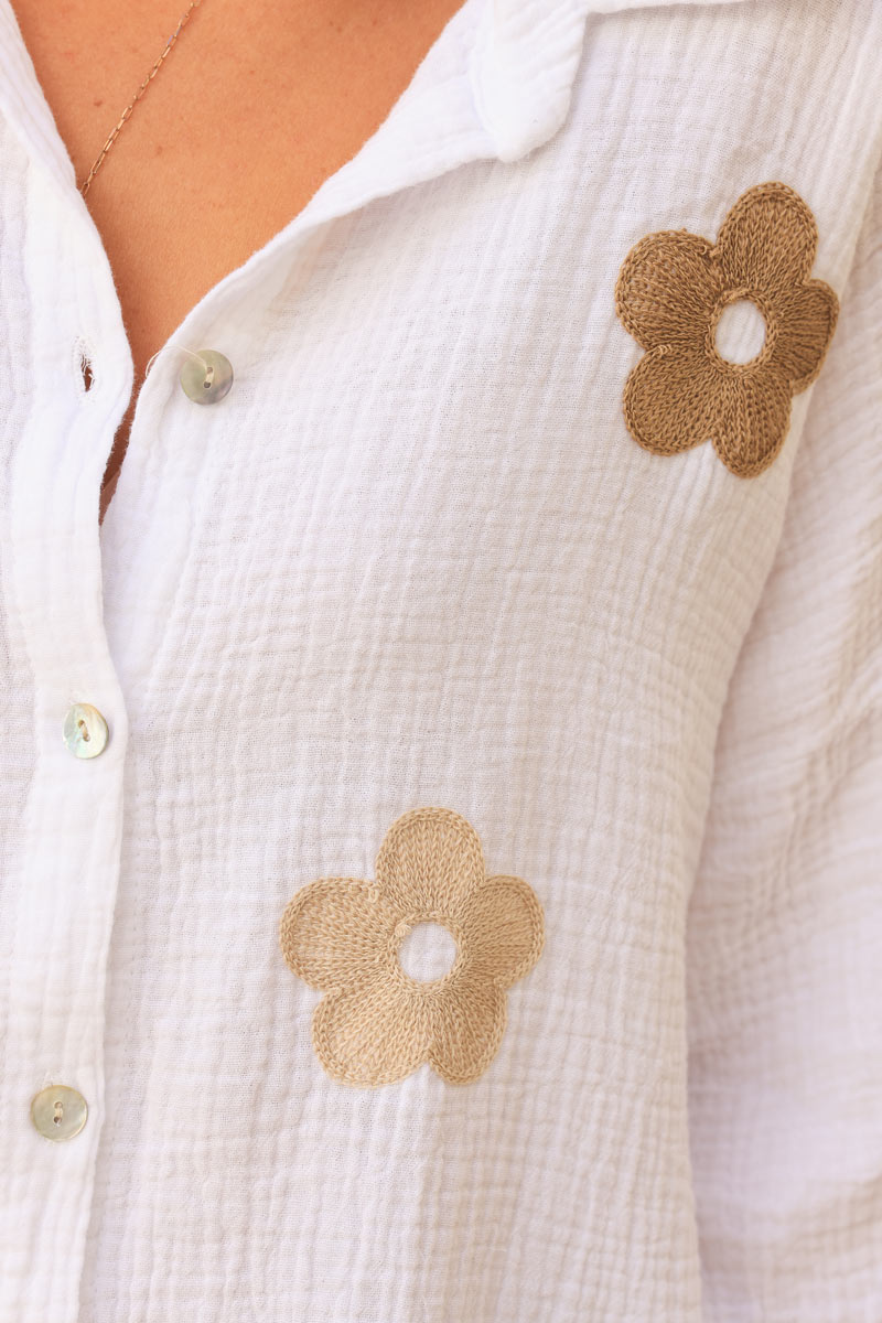 Camisa de gasa de algodón blanca con bordado de flores beige.
