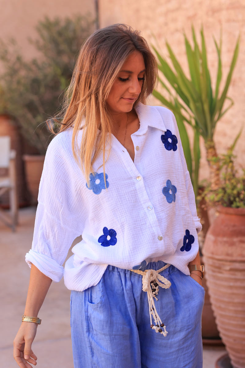 Chemise blanche en gaze de coton broderie fleurs bleu