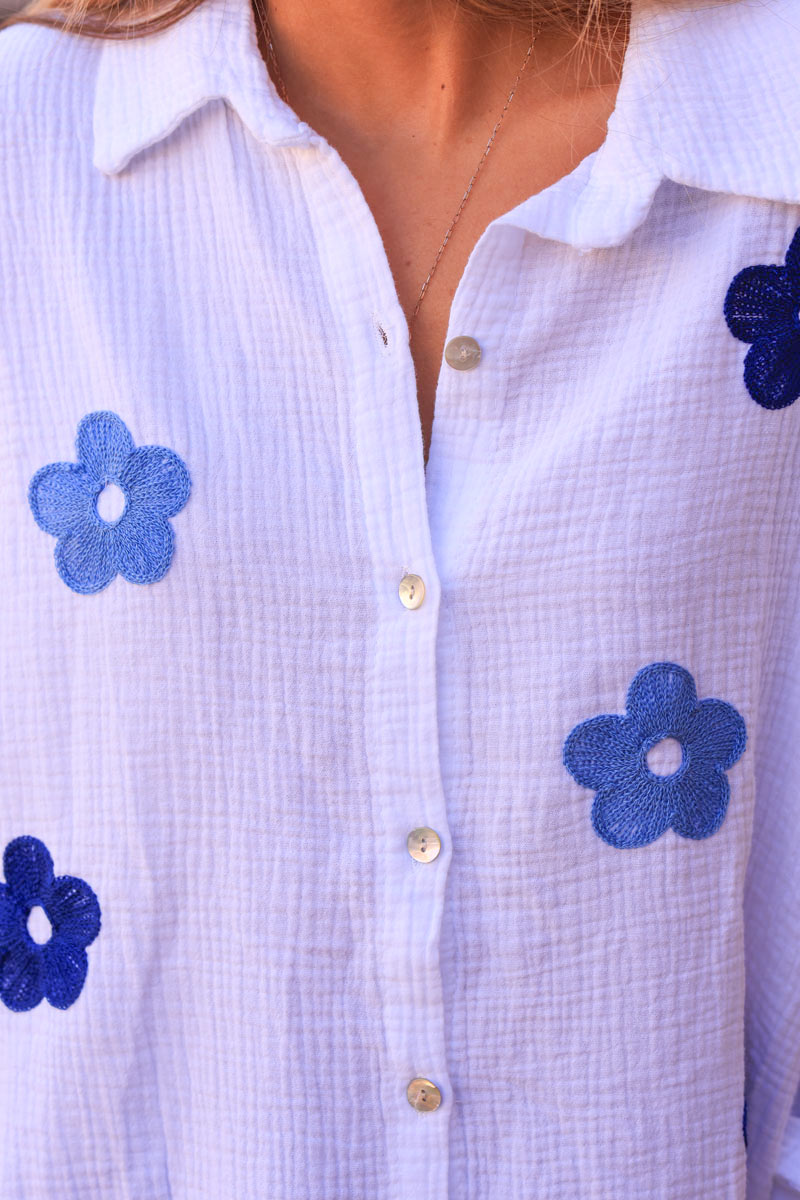 Chemise blanche en gaze de coton broderie fleurs bleu