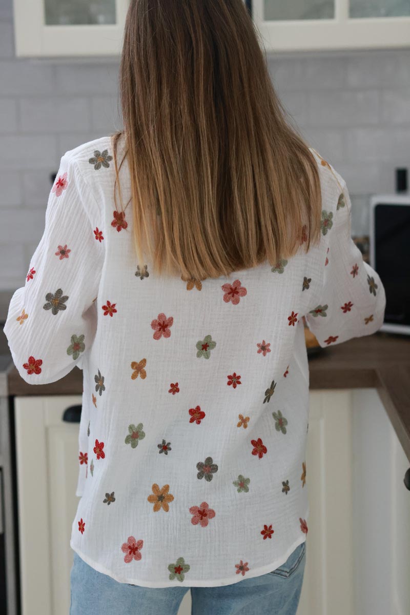 Chemise blanche en gaze de coton broderie fleurs kaki et rouge