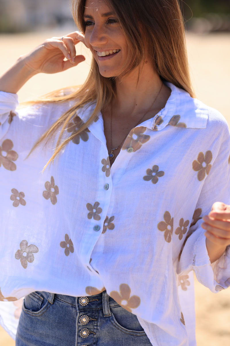Camisa de gasa de algodón blanca con estampado de flores camel y ribete dorado.
