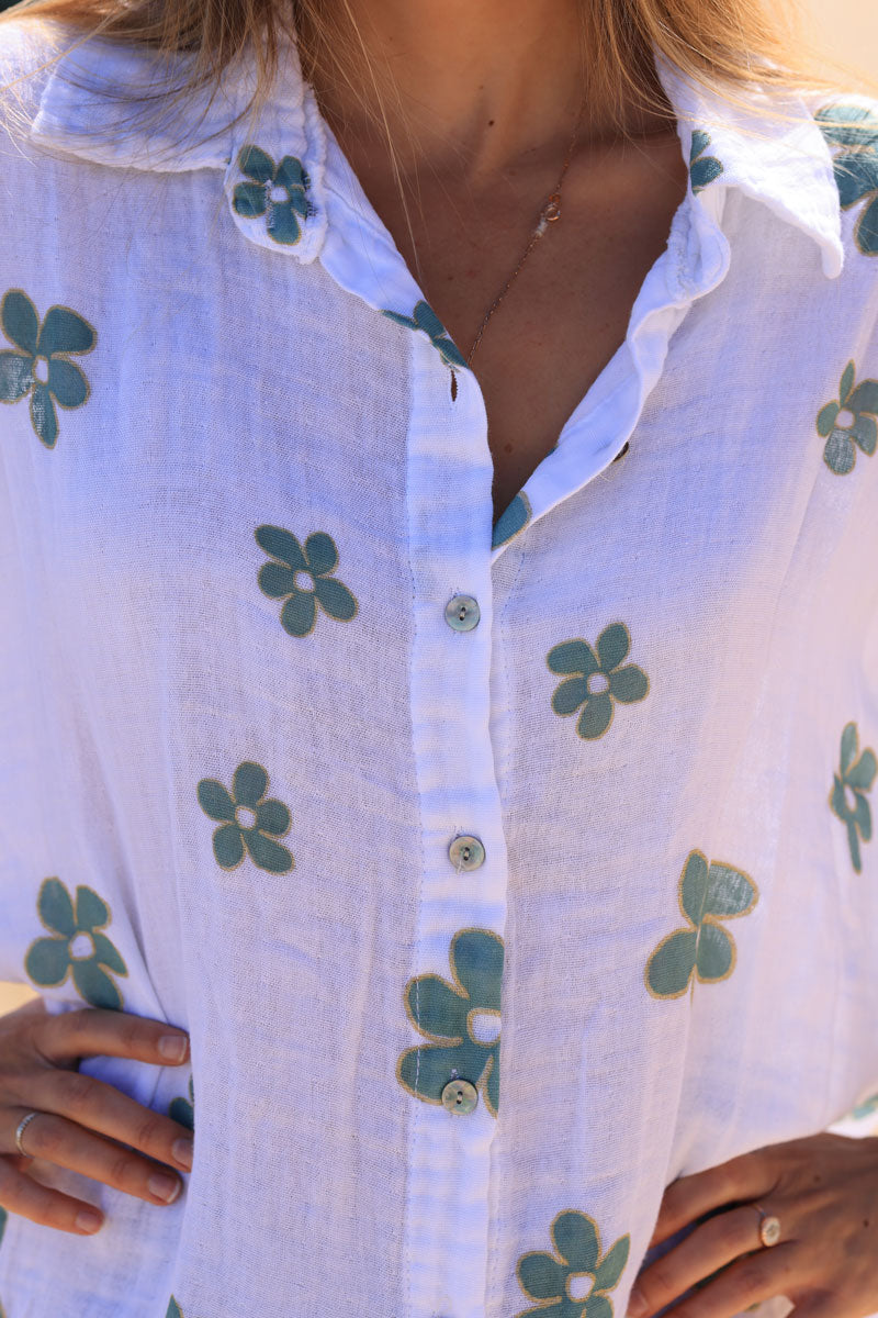 Camisa de gasa de algodón blanca estampada de flores verde celadón con ribete dorado