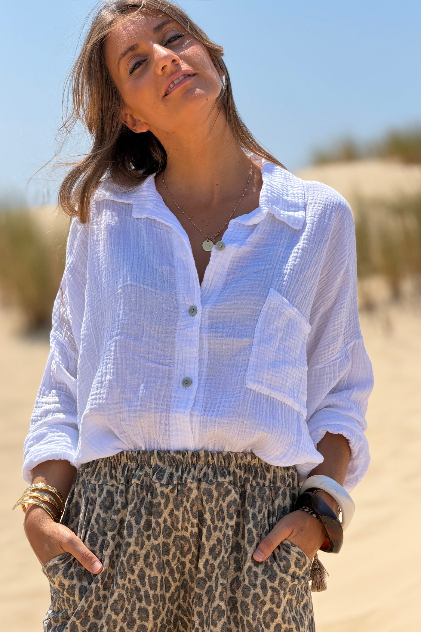 Chemise blanche en gaze de coton large avec poche