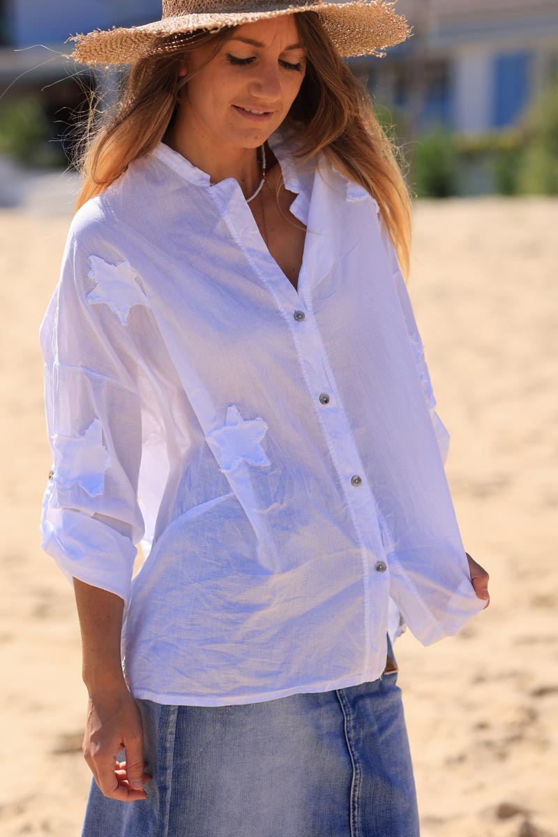 Chemise blanche en voile de coton broderie étoile denim destroy