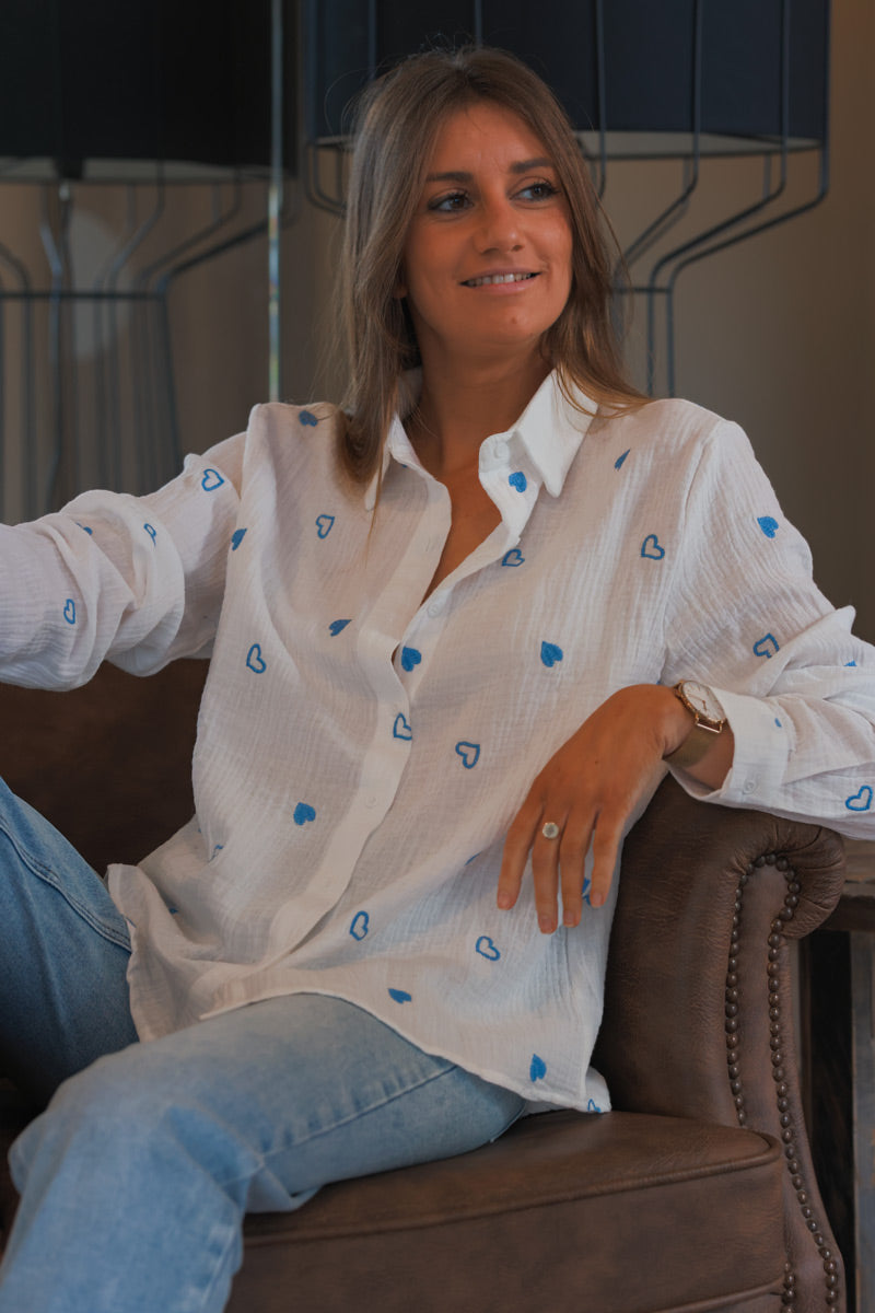 Chemise blanche en gaze de coton broderie cœurs bleu ciel