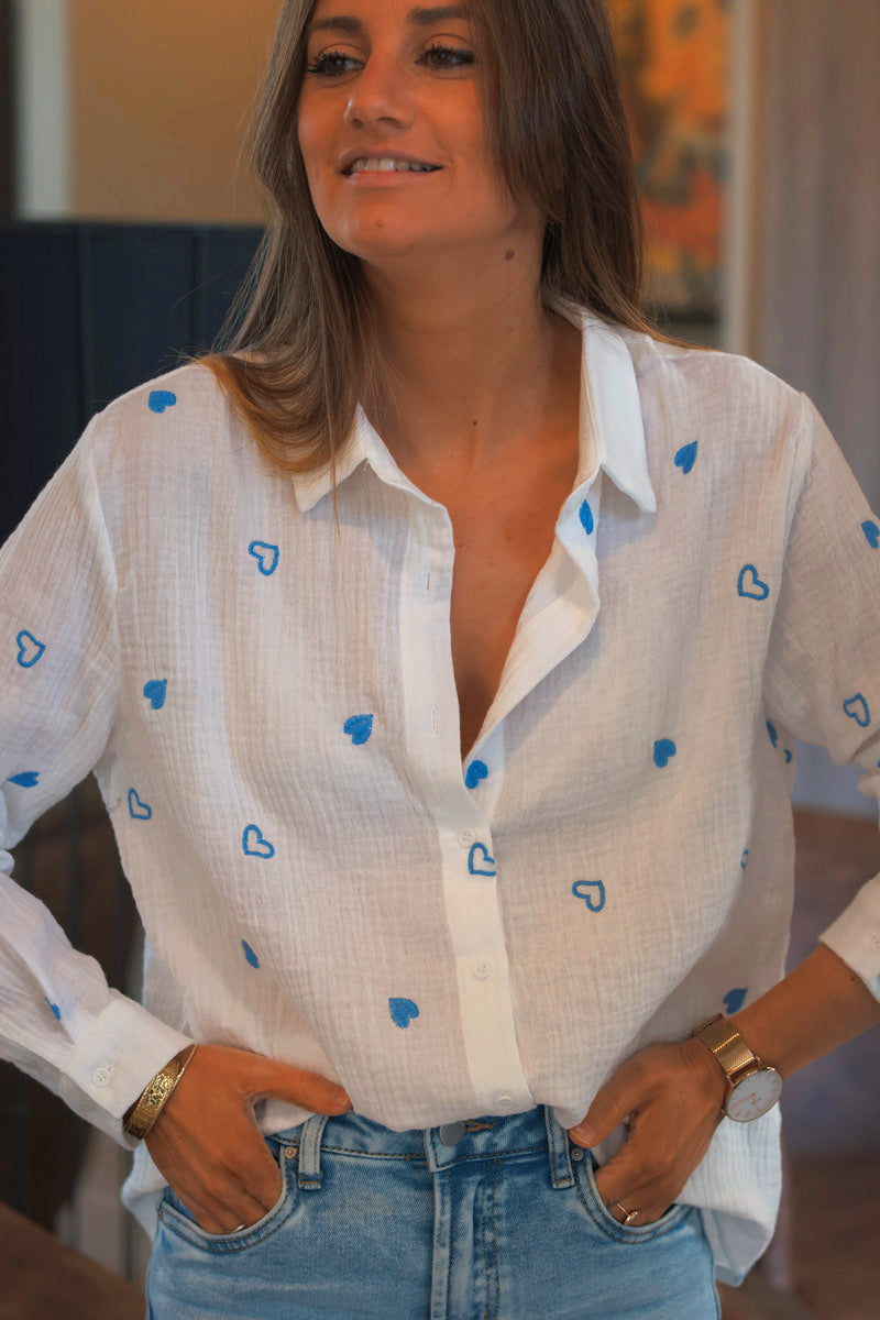 Chemise blanche en gaze de coton broderie cœurs bleu ciel