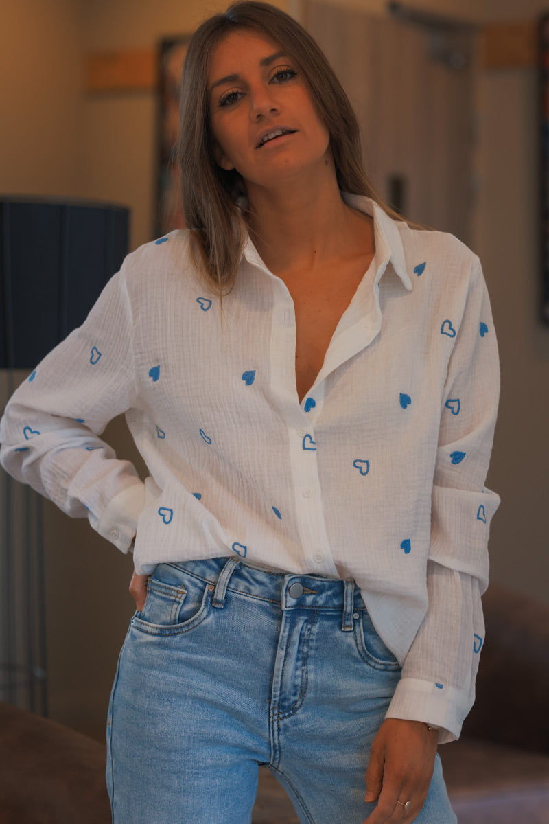 Chemise blanche en gaze de coton broderie cœurs bleu ciel