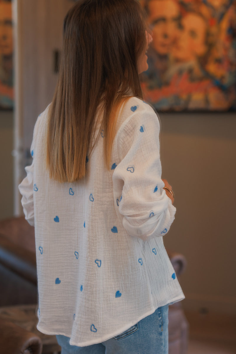 Chemise blanche en gaze de coton broderie cœurs bleu ciel