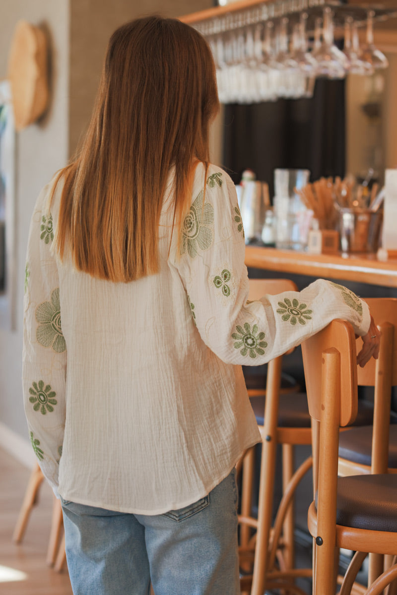 Chemise blanche en gaze de coton broderie fleurs kaki sur les manches