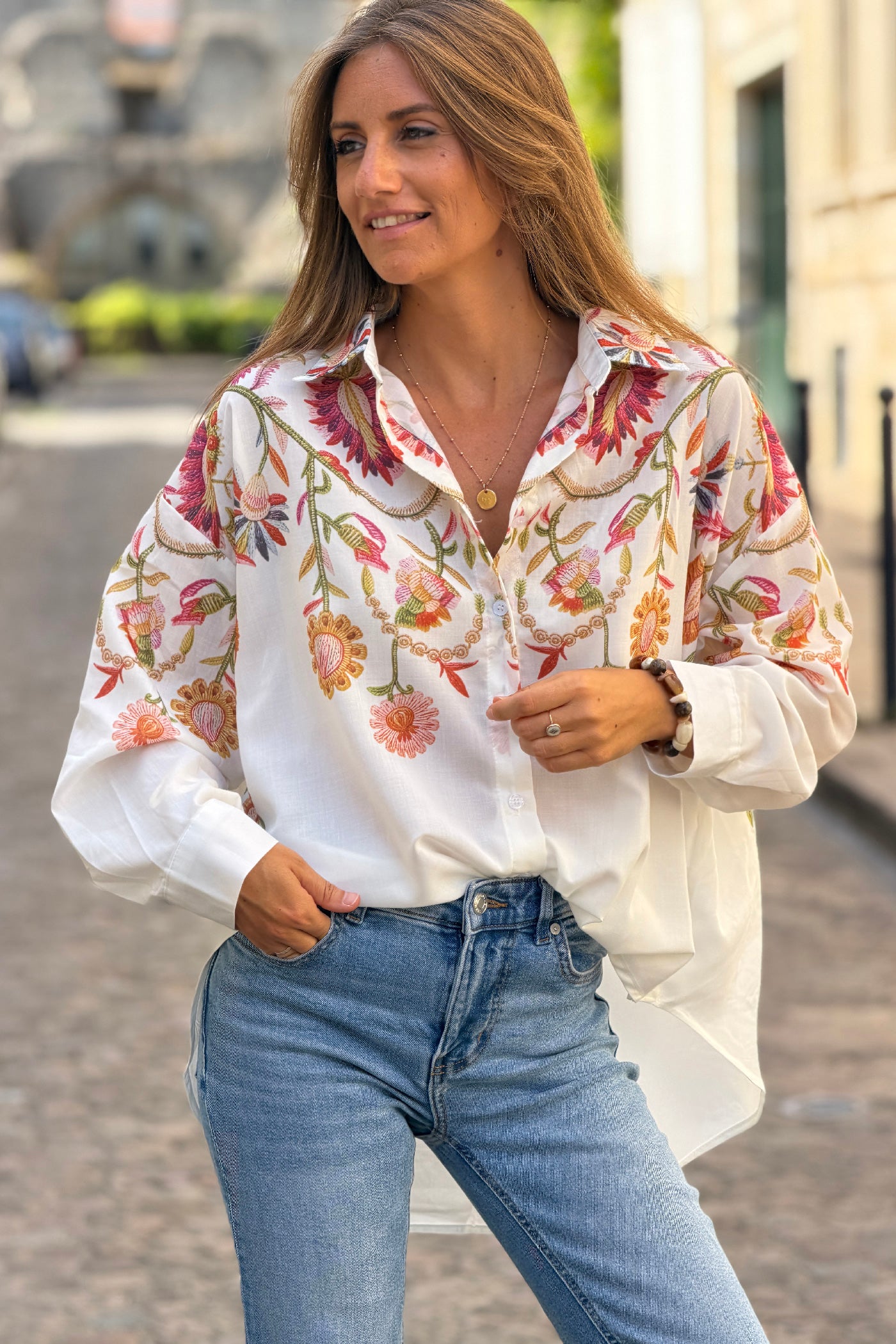 Chemise blanche imprimé effet broderie fleurs colorées