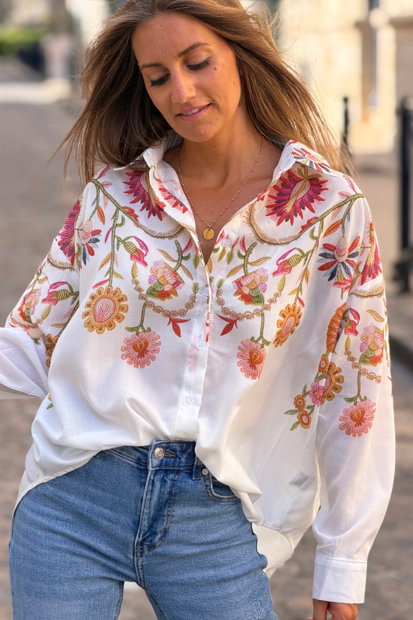 Chemise blanche imprimé effet broderie fleurs colorées