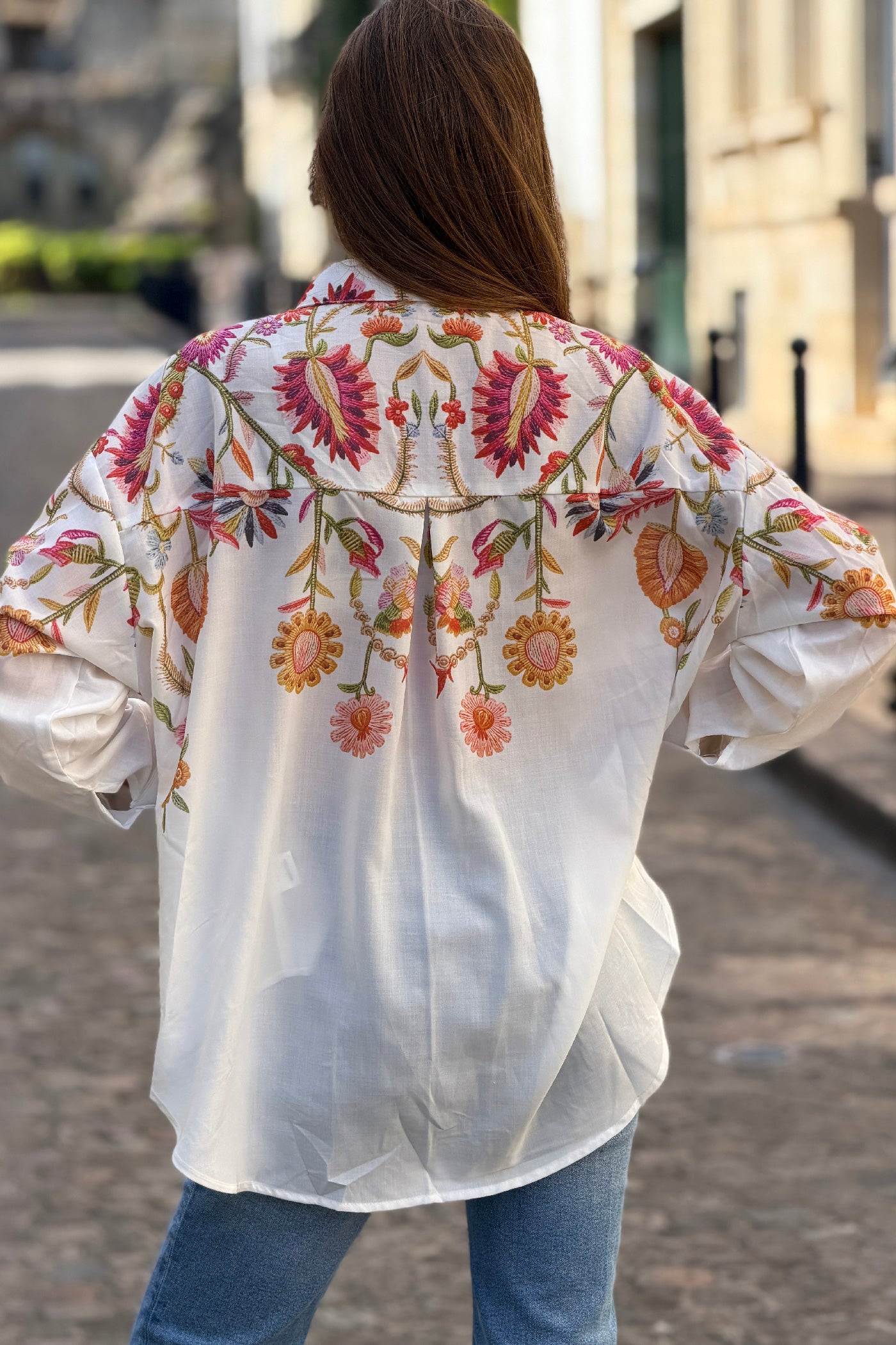 Chemise blanche imprimé effet broderie fleurs colorées