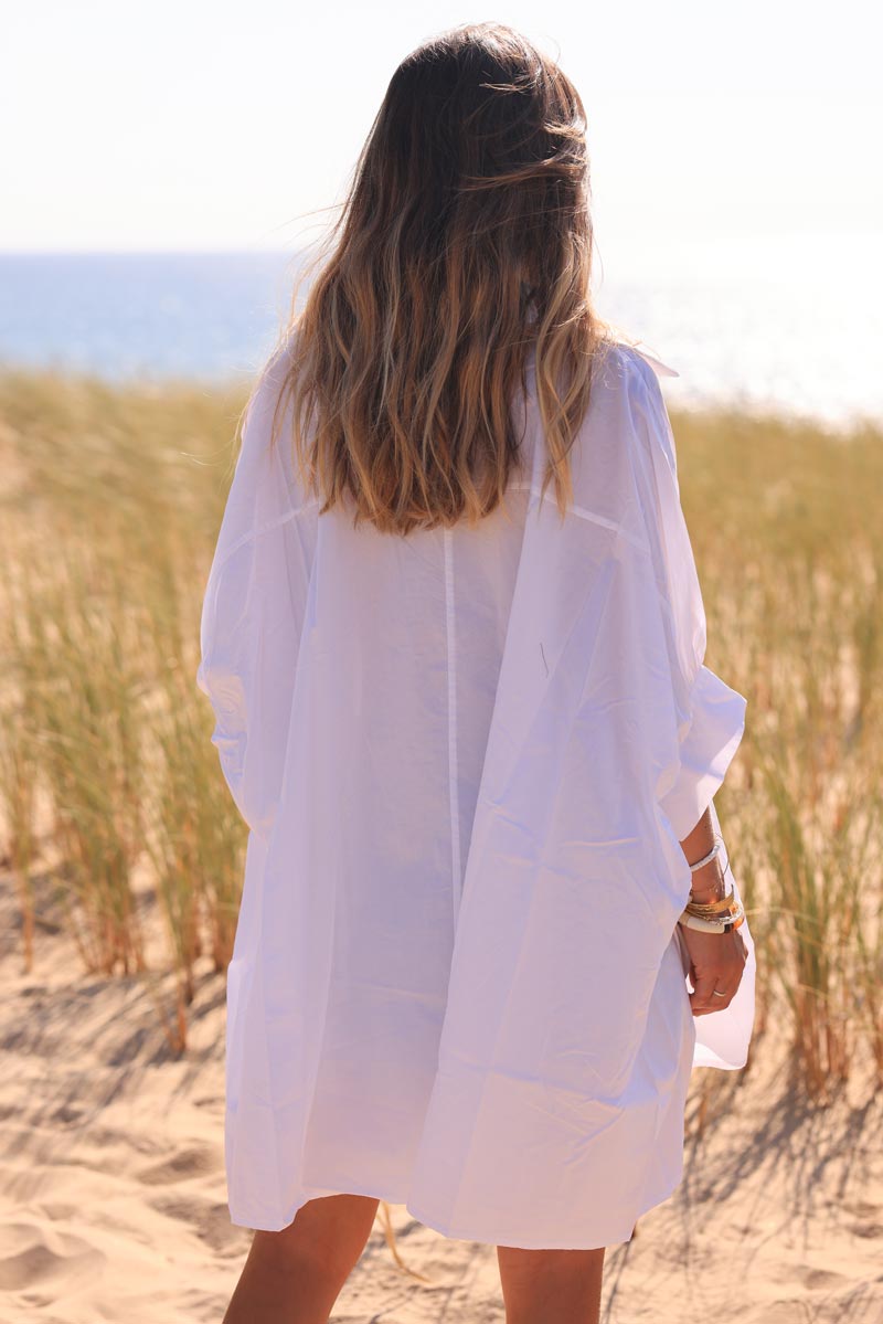 Camisa ancha de algodón blanca con pequeñas mangas murciélago.