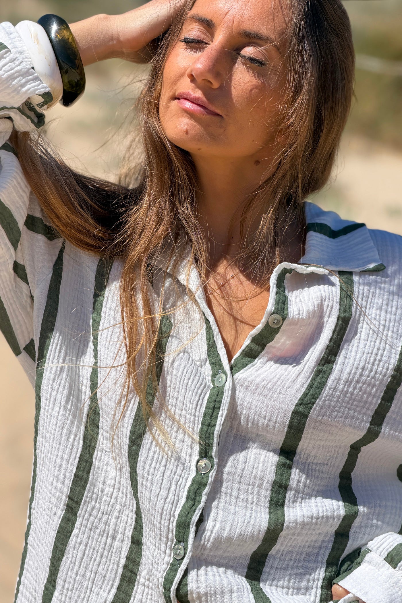 Chemise blanche large en gaze de coton rayures kaki