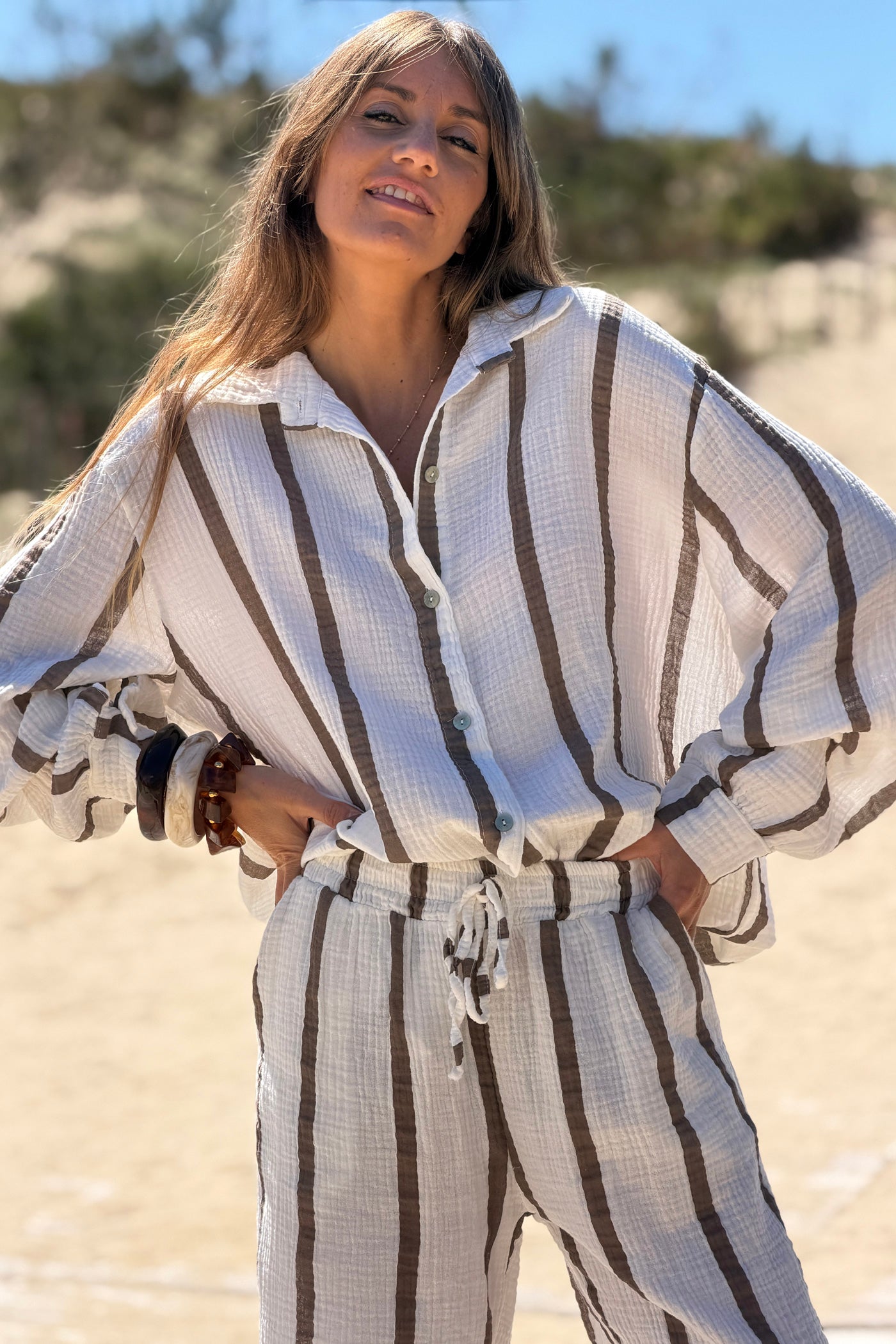Chemise blanche large en gaze de coton rayures marron