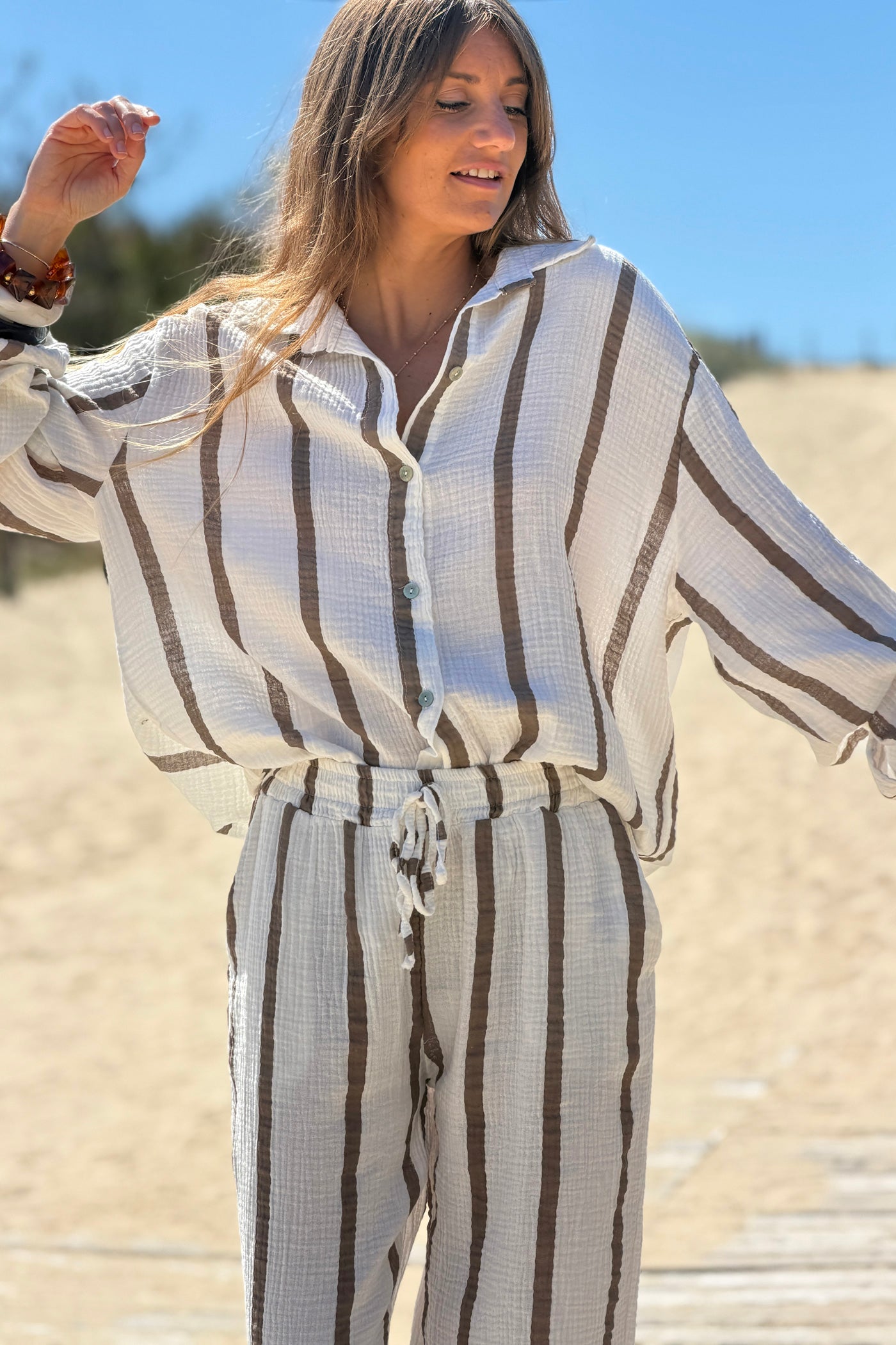 Chemise blanche large en gaze de coton rayures marron