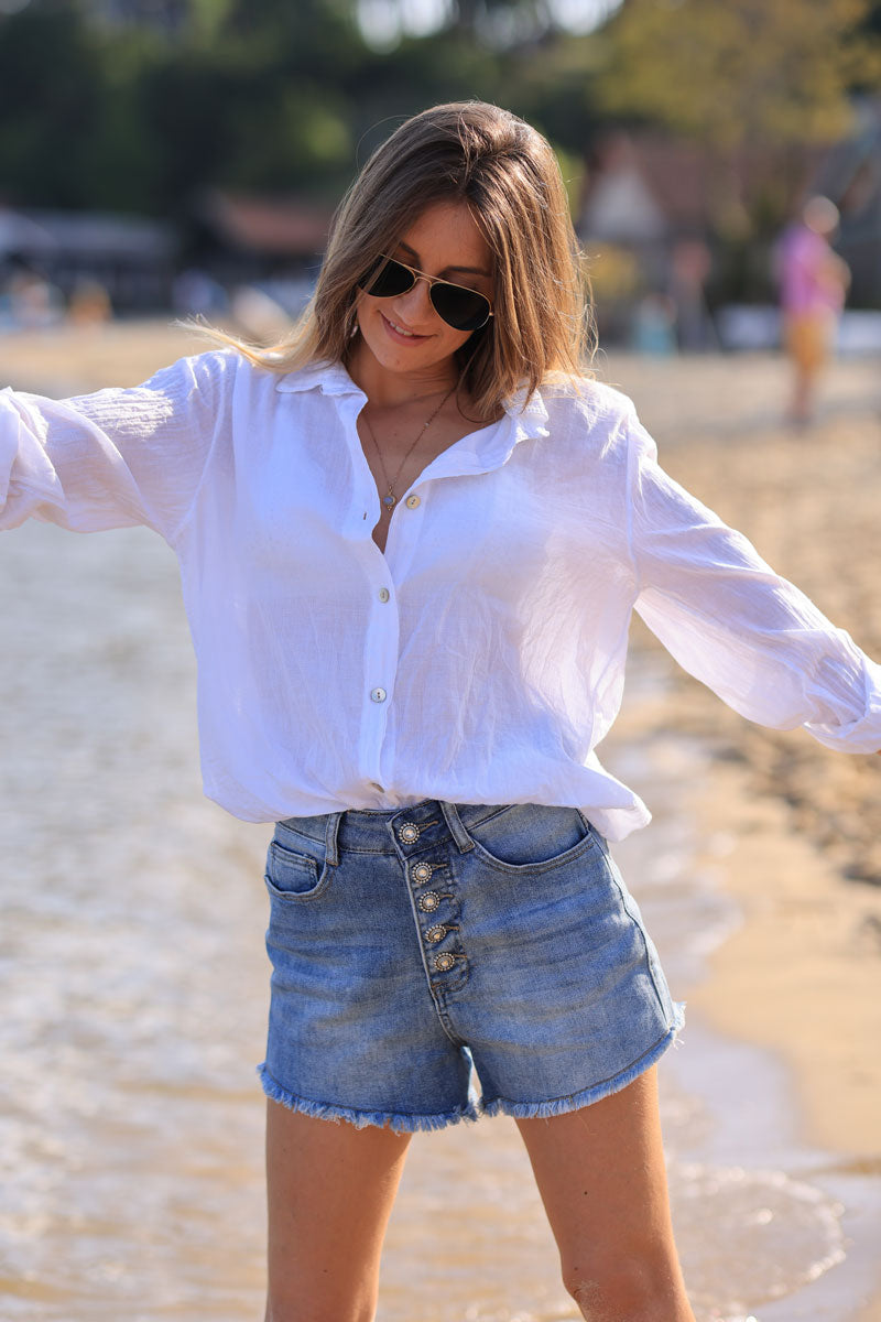 Camisa de gasa de algodón blanca clara con botones nacarados