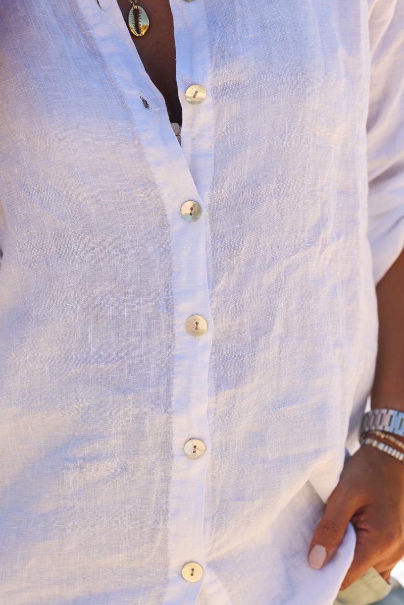 Camisa blanca de lino con botones de nácar.