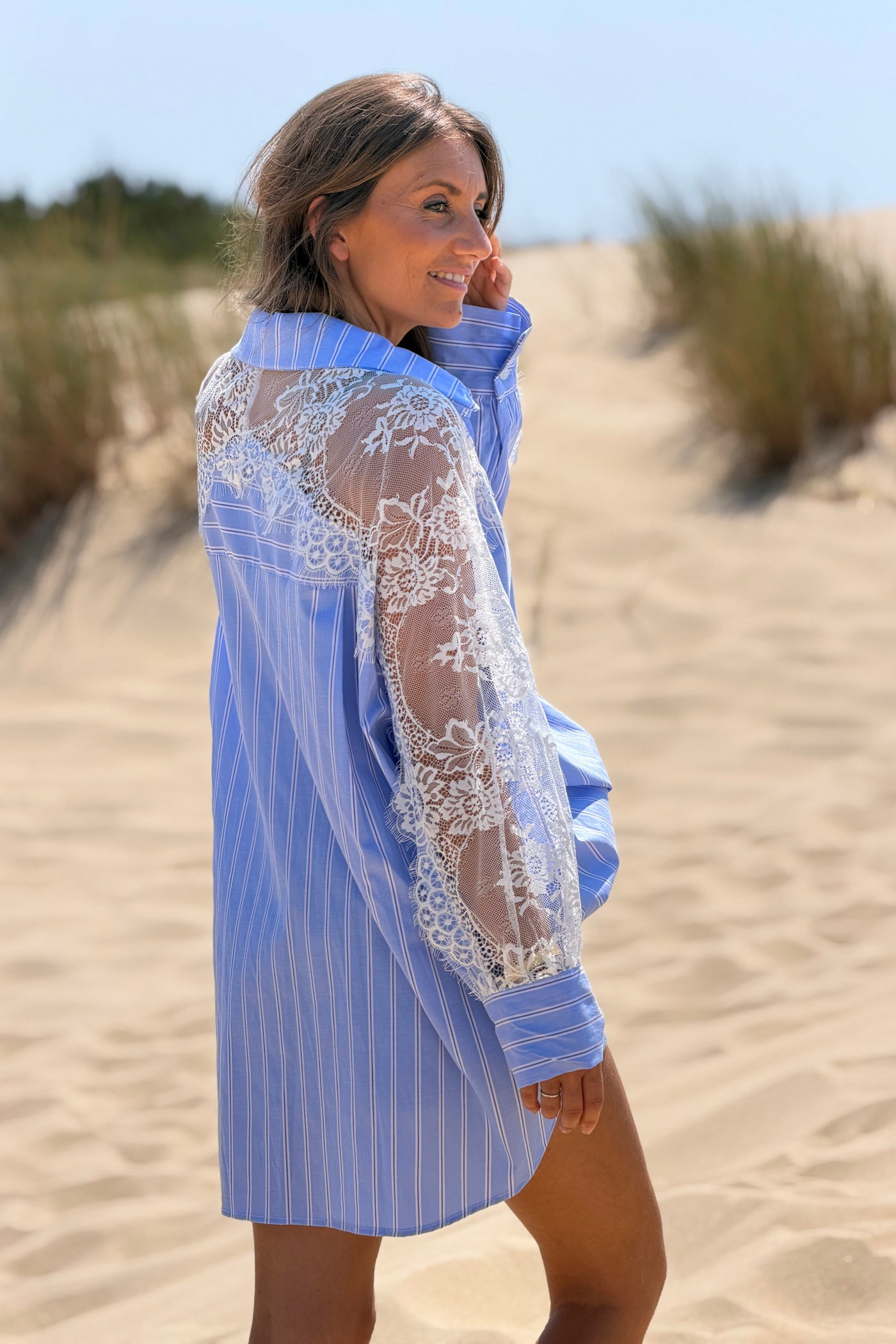 Chemise bleu à rayures détail dentelle sur les épaules et les bras
