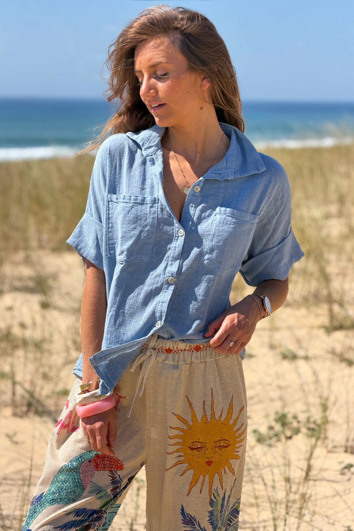 Chemise bleu jean délavé souple en coton manches 3/4 et grandes poches