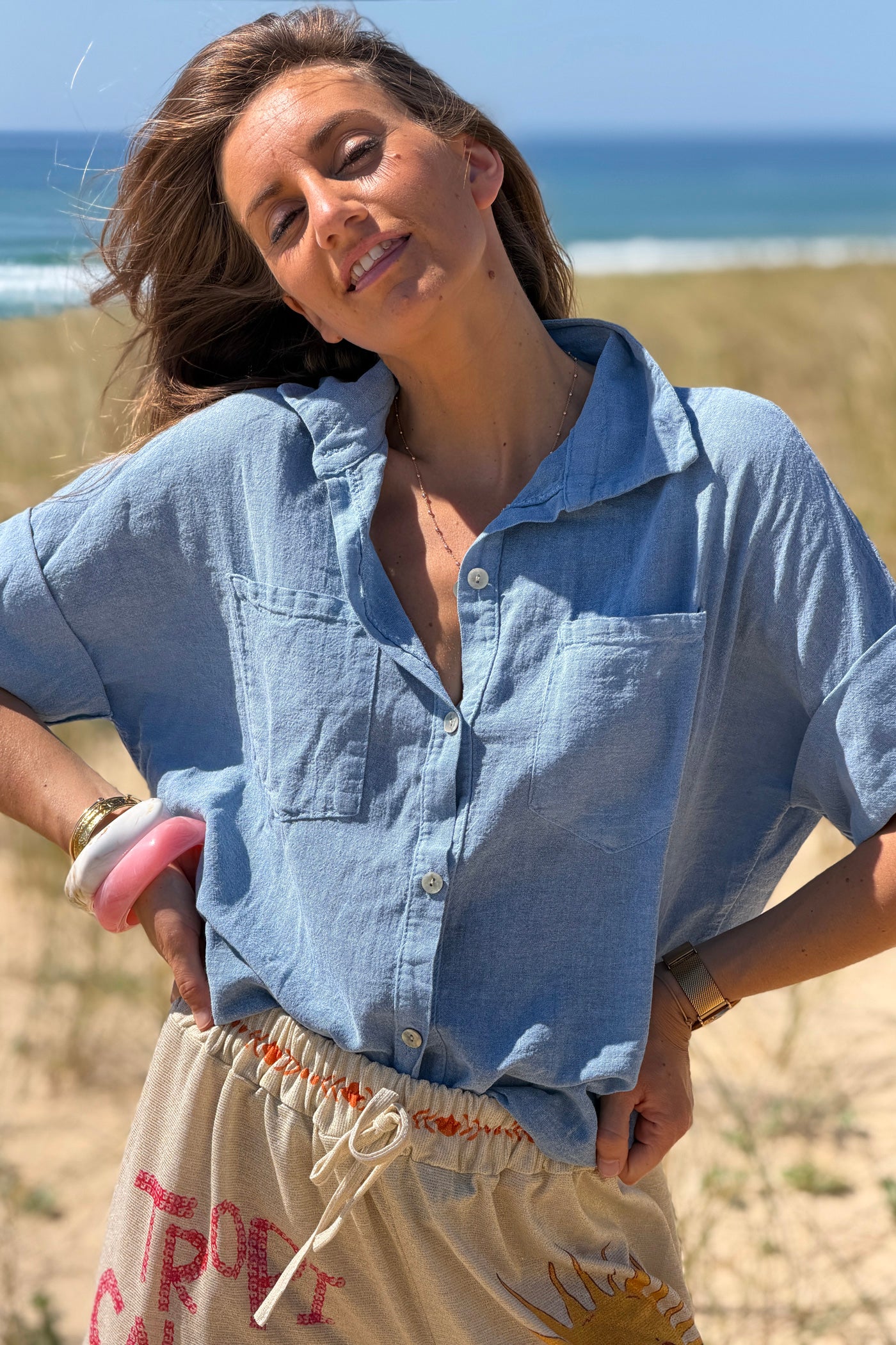 Chemise bleu jean délavé souple en coton manches 3/4 et grandes poches