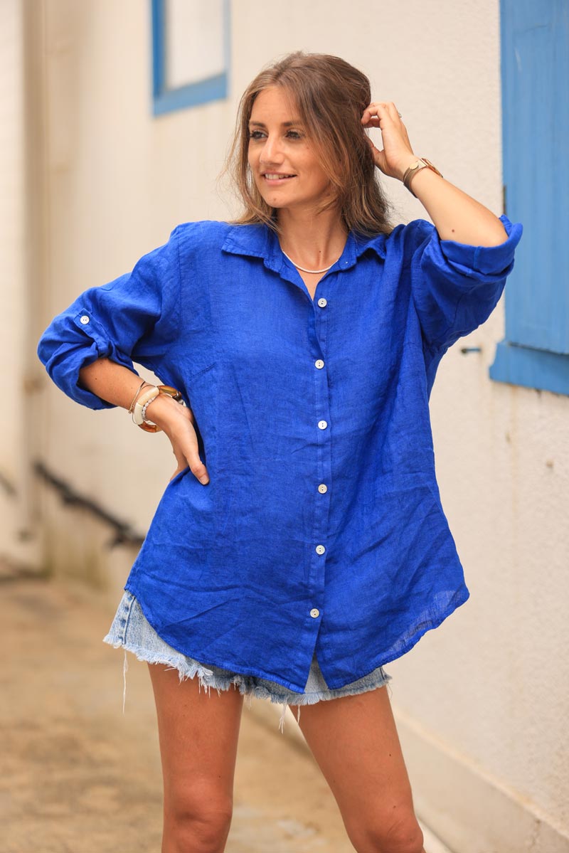 Camisa de lino azul real con botones de perlas.