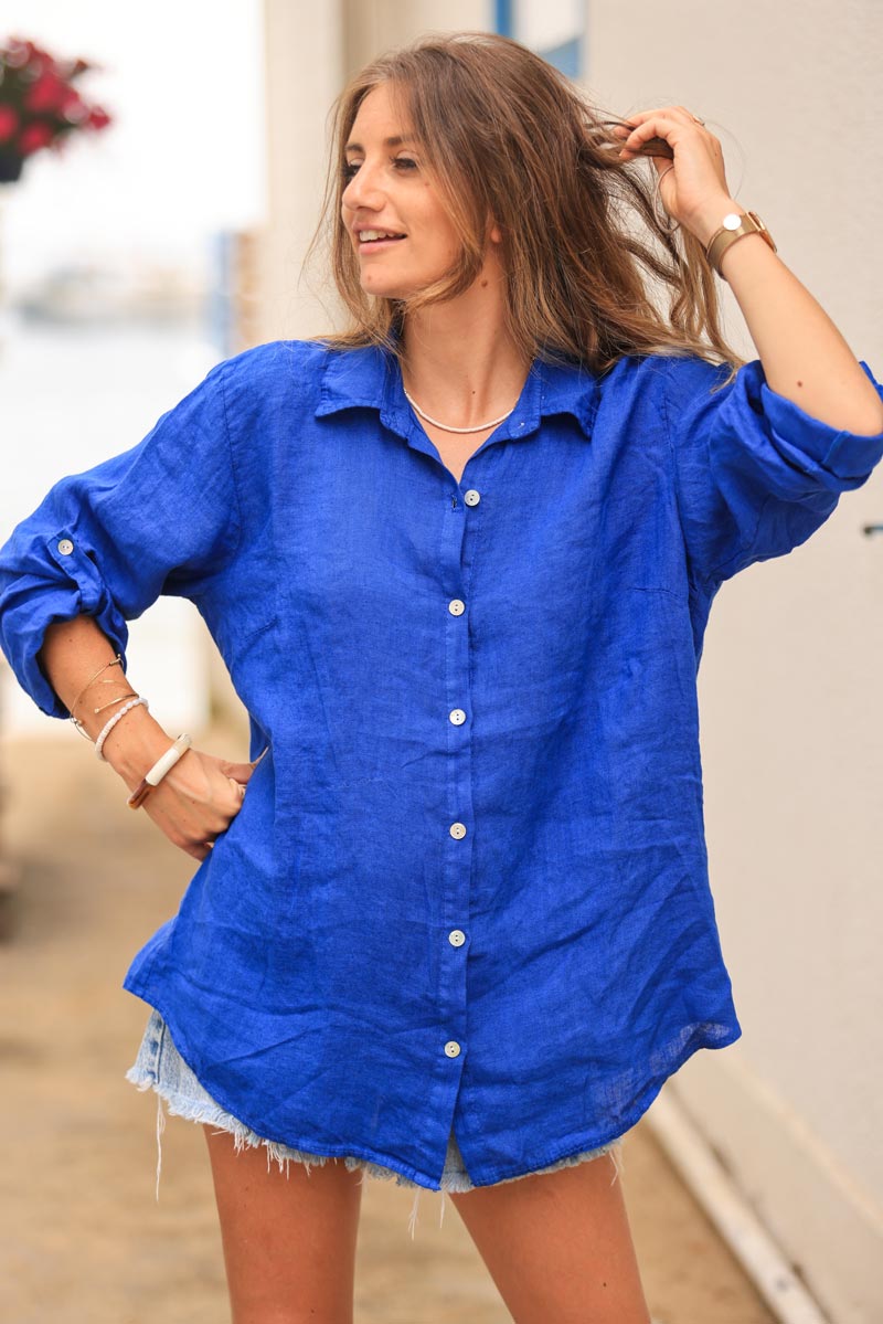 Camisa de lino azul real con botones de perlas.