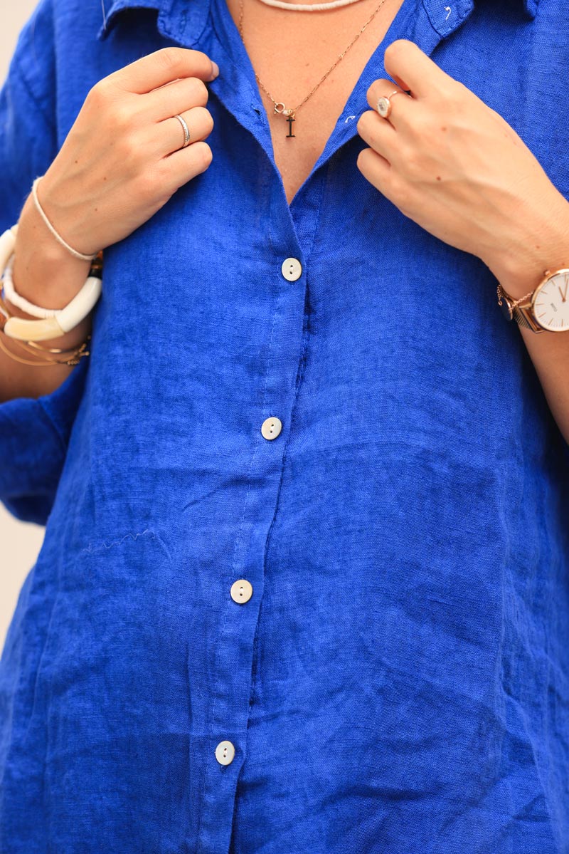 Camisa de lino azul real con botones de perlas.