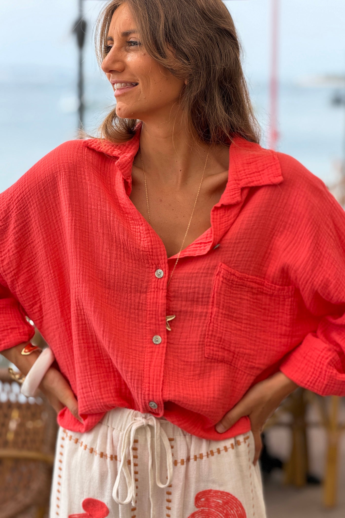 Chemise corail en gaze de coton large avec poche