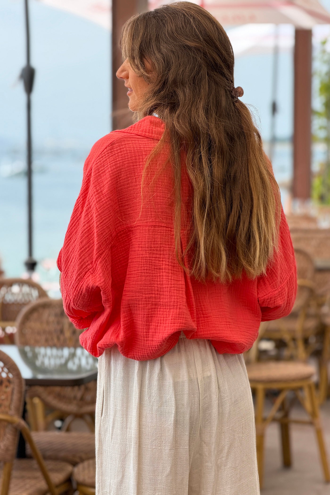Chemise corail en gaze de coton large avec poche