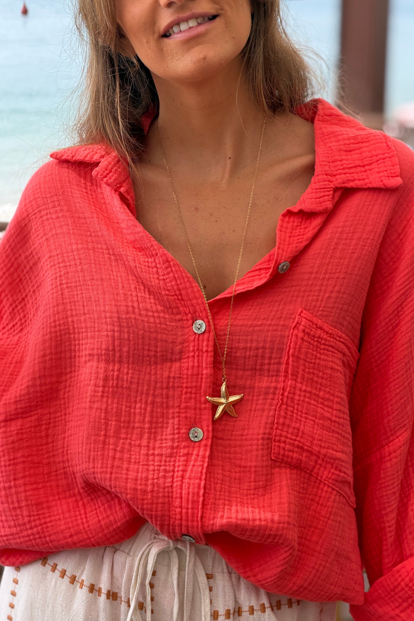 Chemise corail en gaze de coton large avec poche
