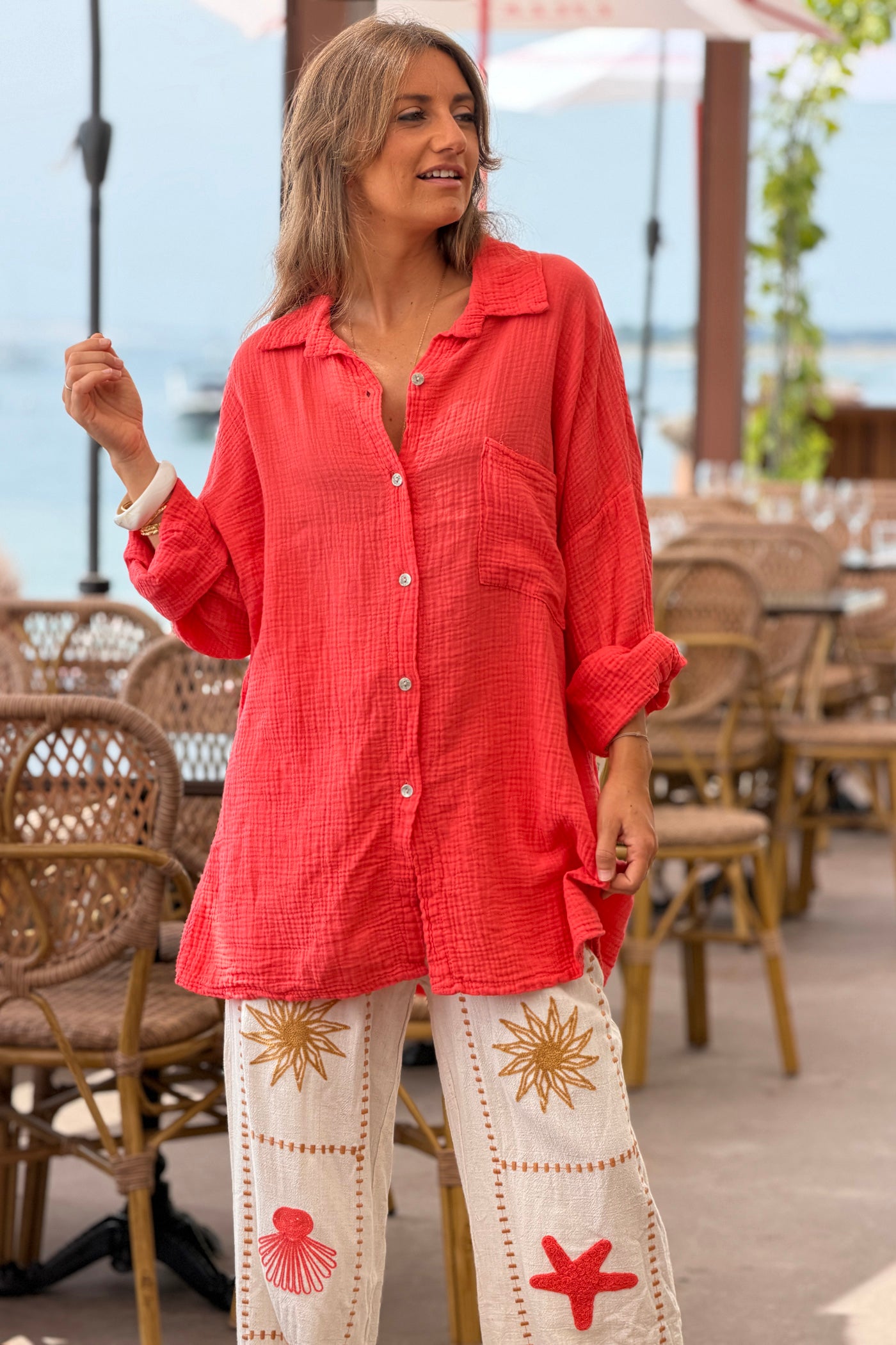Chemise corail en gaze de coton large avec poche