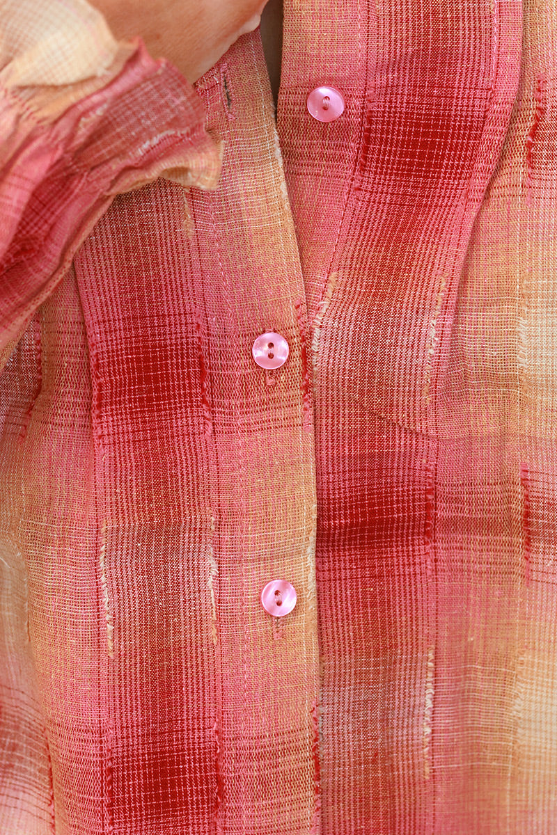 Chemise en coton tons corail à carreaux tie and dye détails plissés