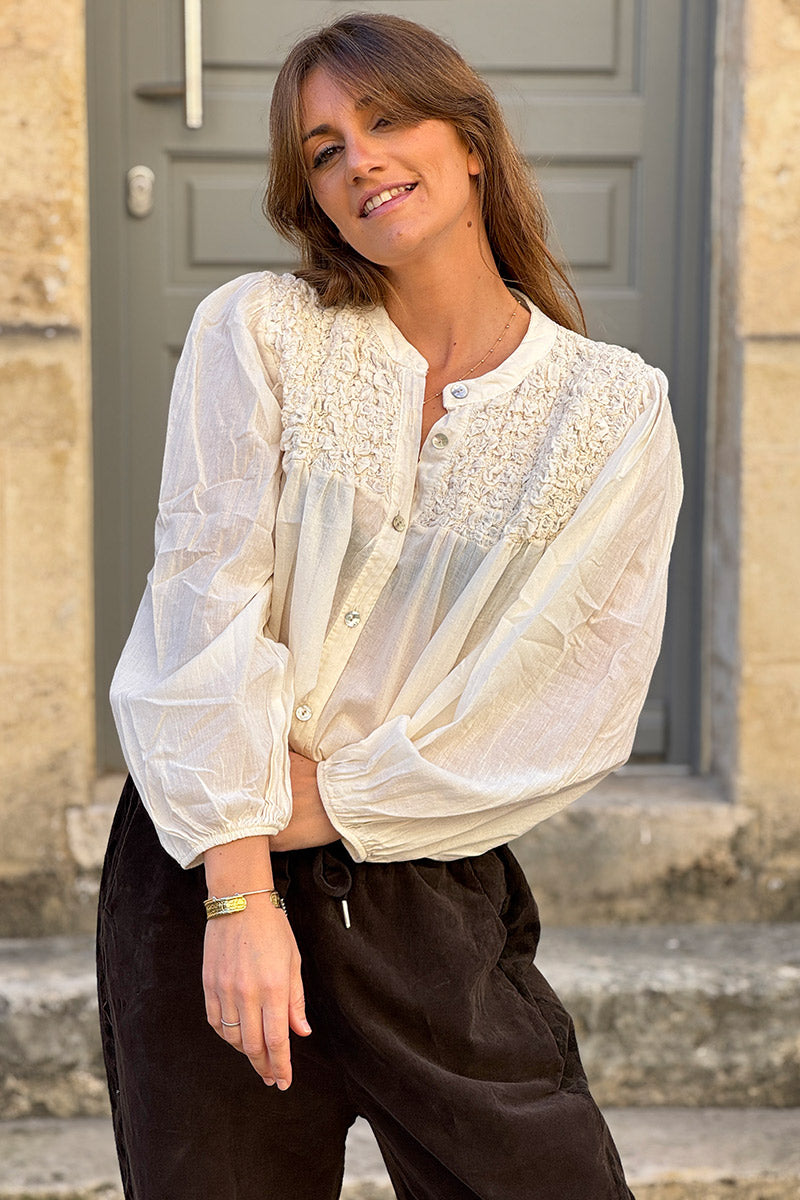 Chemise crème légère col smocké relief effet froissé