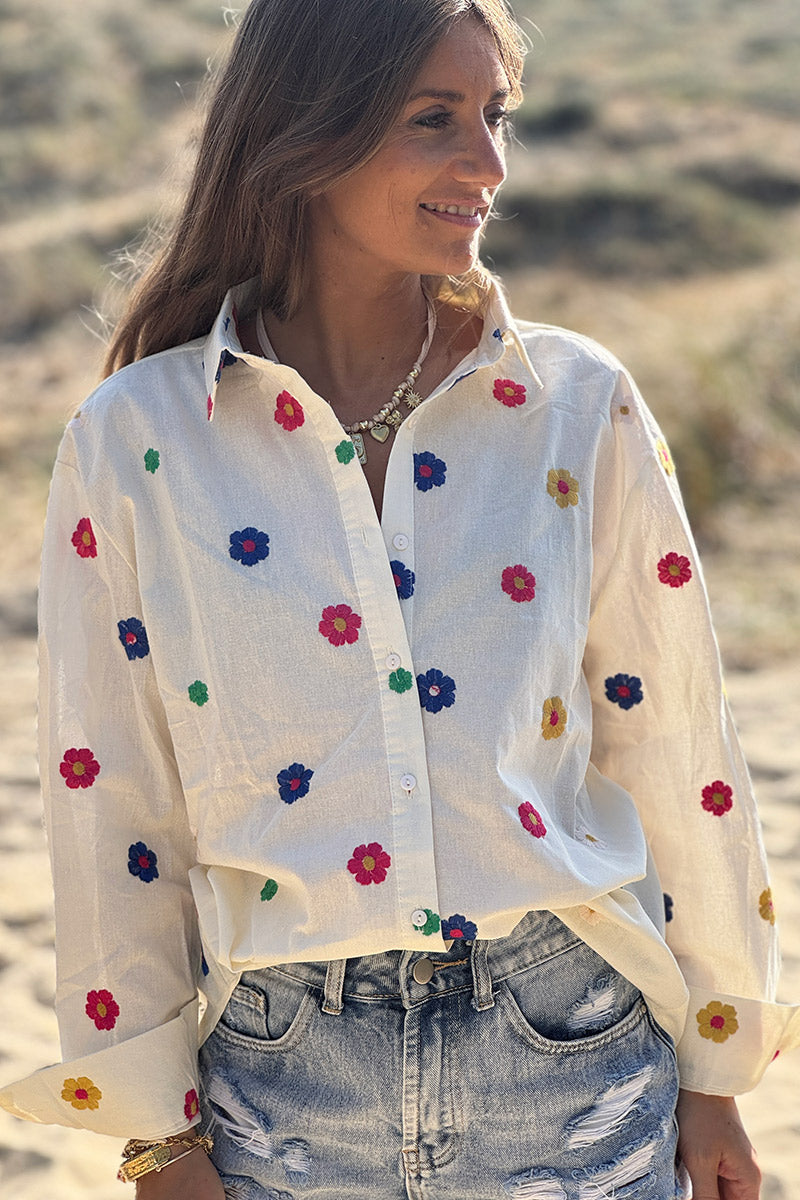 Chemise écrue en coton broderies petites fleurs multicolores